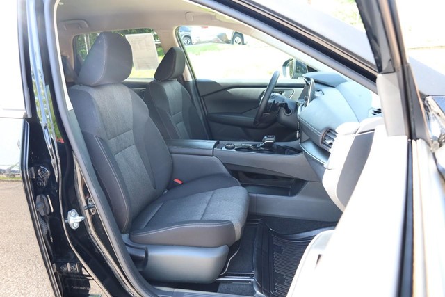 Nissan Rogue Vehicle Image 24
