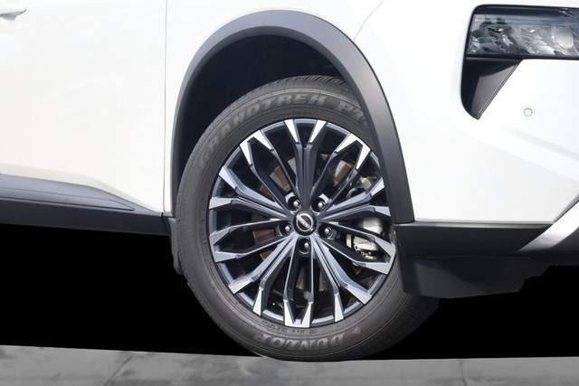 Nissan Rogue Vehicle Full-screen Gallery Image 3