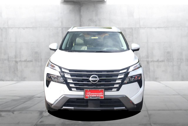 Nissan Rogue Vehicle Full-screen Gallery Image 4