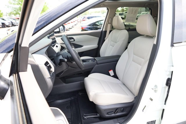 Nissan Rogue Vehicle Full-screen Gallery Image 8