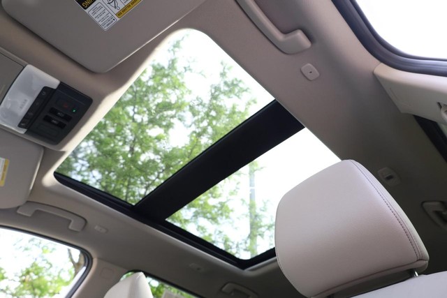 Nissan Rogue Vehicle Full-screen Gallery Image 9