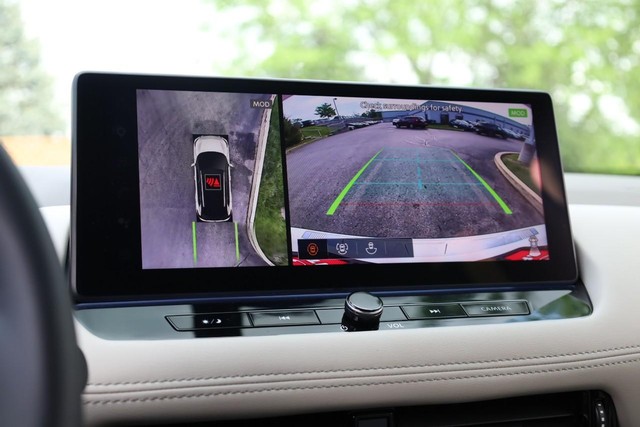 Nissan Rogue Vehicle Full-screen Gallery Image 15