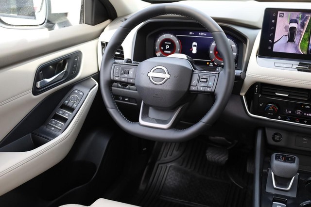 Nissan Rogue Vehicle Full-screen Gallery Image 28