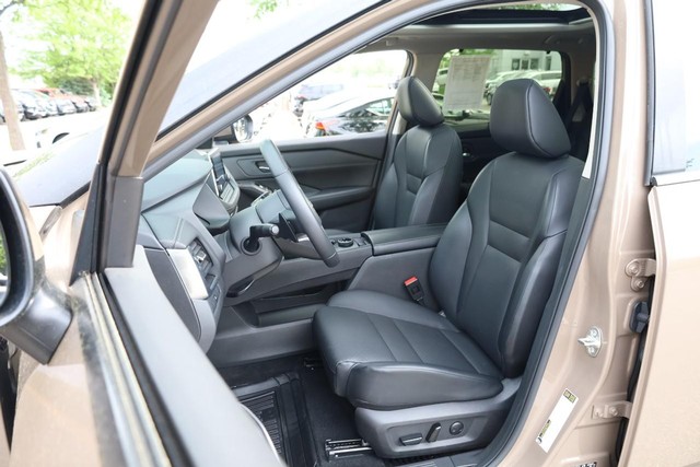 Nissan Rogue Vehicle Image 08