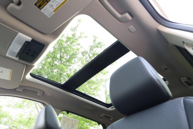 Nissan Rogue Vehicle Image 09