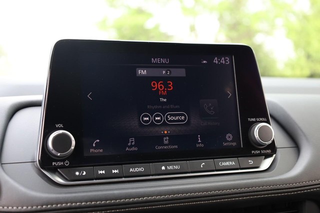 Nissan Rogue Vehicle Image 13