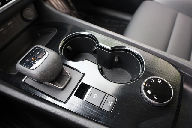 Nissan Rogue Vehicle Image 17