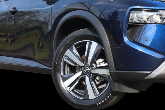 Nissan Rogue Vehicle Full-screen Gallery Image 3