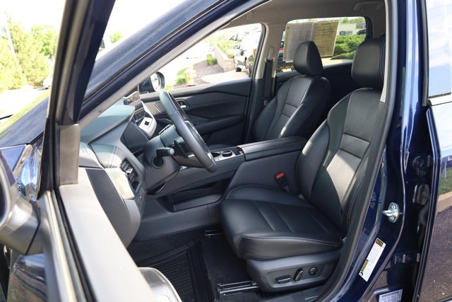 Nissan Rogue Vehicle Full-screen Gallery Image 8