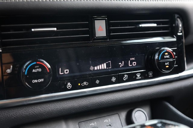 Nissan Rogue Vehicle Full-screen Gallery Image 14