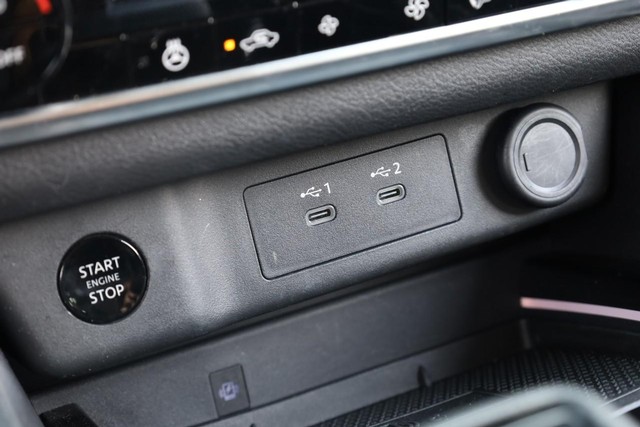 Nissan Rogue Vehicle Full-screen Gallery Image 15