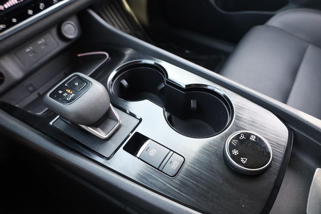Nissan Rogue Vehicle Full-screen Gallery Image 16