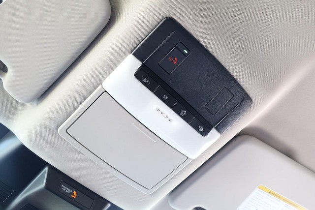 Nissan Rogue Vehicle Full-screen Gallery Image 17