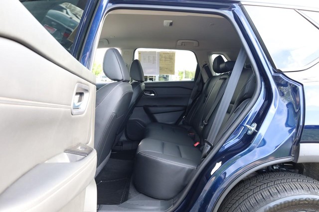 Nissan Rogue Vehicle Full-screen Gallery Image 21