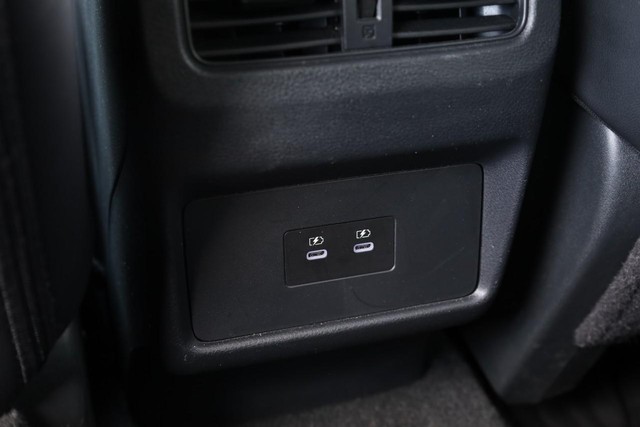 Nissan Rogue Vehicle Full-screen Gallery Image 22