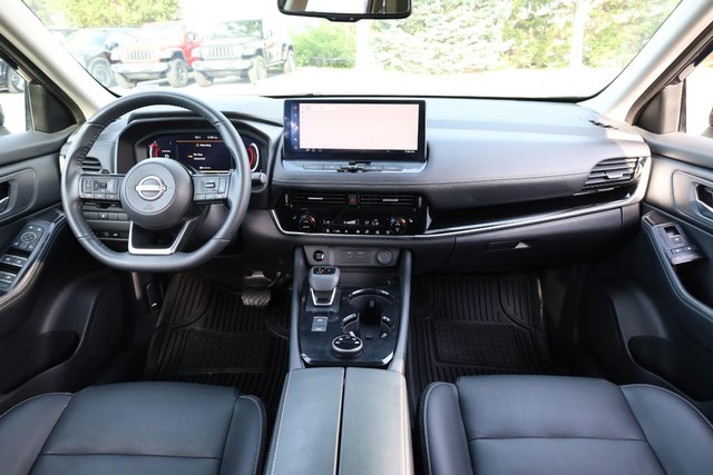 Nissan Rogue Vehicle Full-screen Gallery Image 23