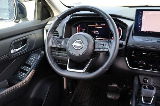Nissan Rogue Vehicle Full-screen Gallery Image 24