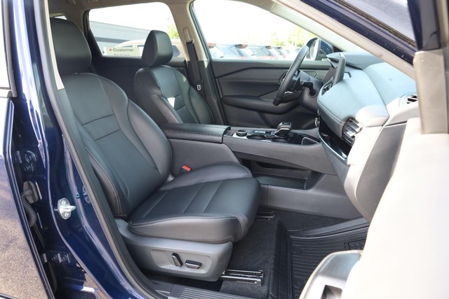 Nissan Rogue Vehicle Full-screen Gallery Image 25