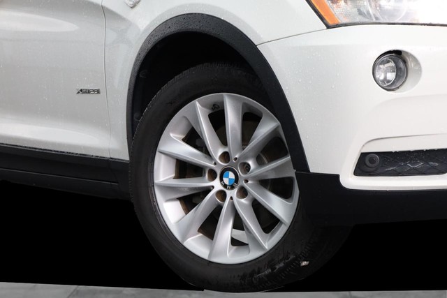 BMW X3 Vehicle Full-screen Gallery Image 3