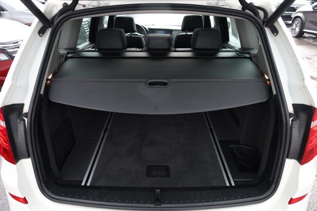 BMW X3 Vehicle Full-screen Gallery Image 8