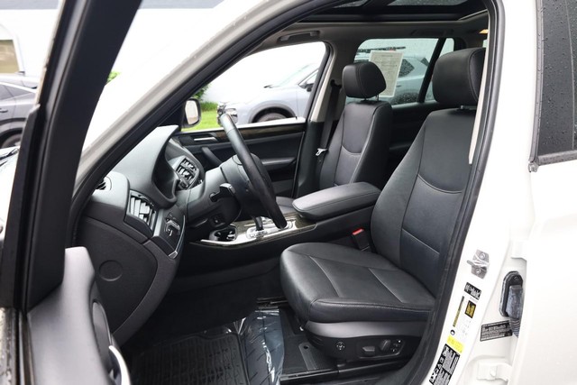 BMW X3 Vehicle Full-screen Gallery Image 9