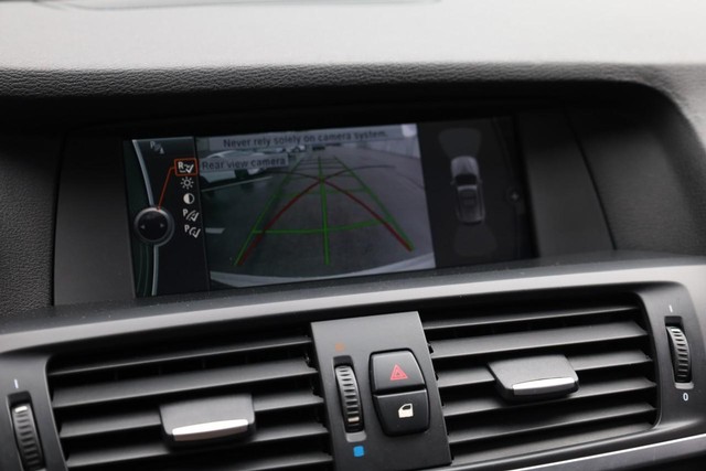 BMW X3 Vehicle Full-screen Gallery Image 16
