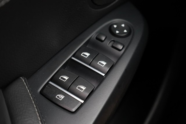 BMW X3 Vehicle Full-screen Gallery Image 20