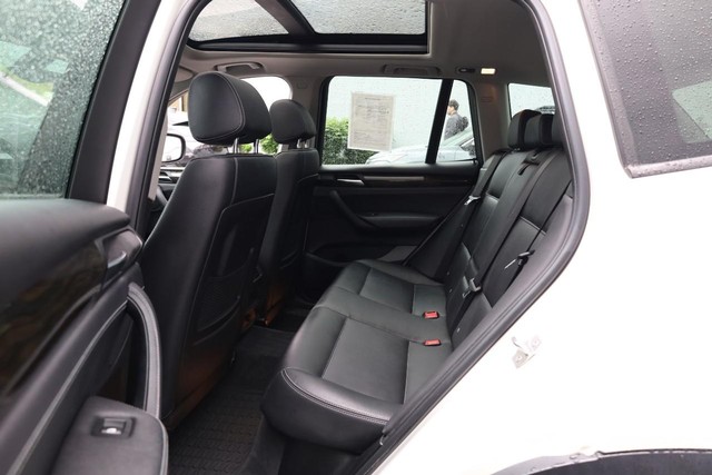 BMW X3 Vehicle Full-screen Gallery Image 22