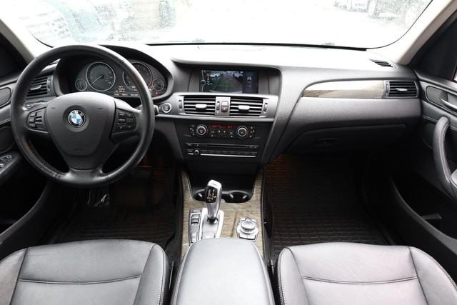 BMW X3 Vehicle Full-screen Gallery Image 23