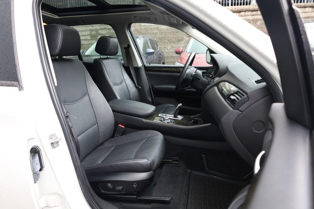 BMW X3 Vehicle Full-screen Gallery Image 25