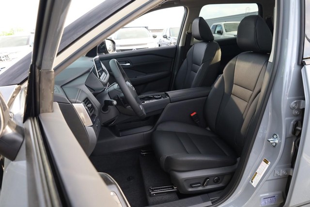 Nissan Rogue Vehicle Image 08