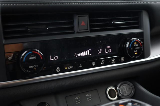 Nissan Rogue Vehicle Image 15