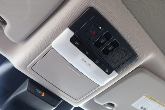 Nissan Rogue Vehicle Image 18