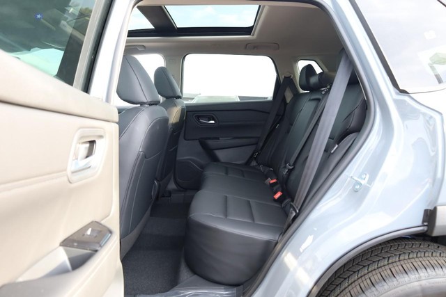 Nissan Rogue Vehicle Image 24