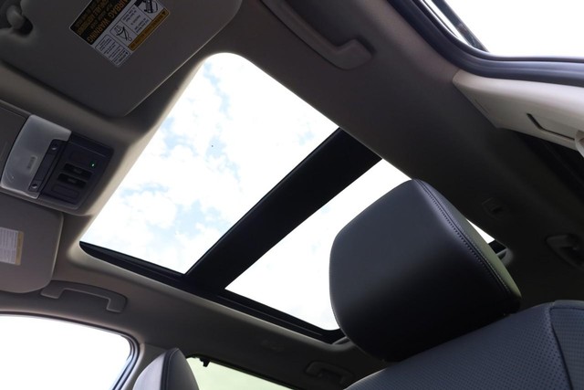 Nissan Rogue Vehicle Image 09