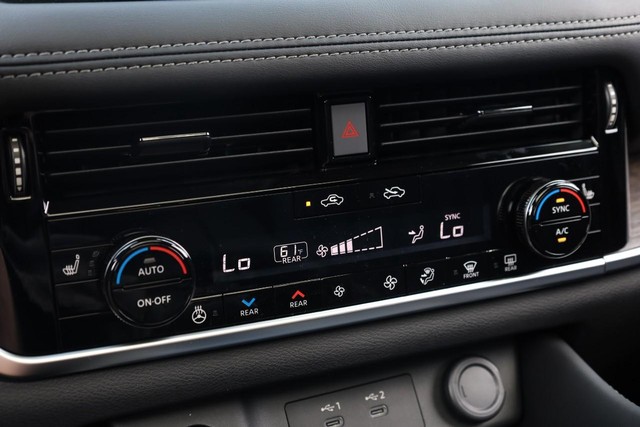 Nissan Rogue Vehicle Image 16