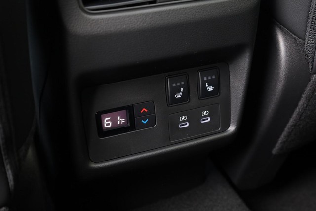 Nissan Rogue Vehicle Image 25