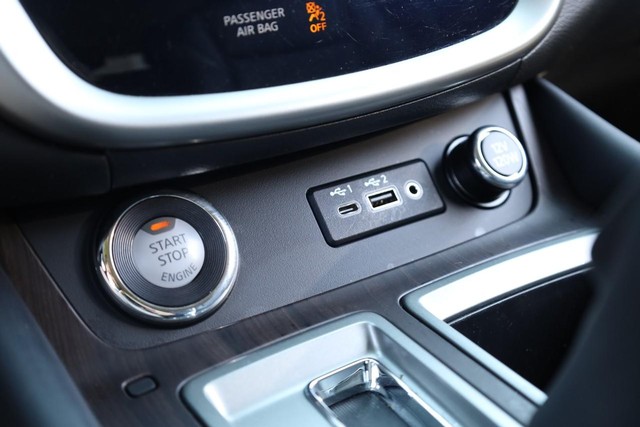 Nissan Murano Vehicle Image 16