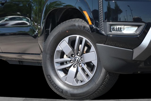 Nissan Frontier Vehicle Full-screen Gallery Image 3