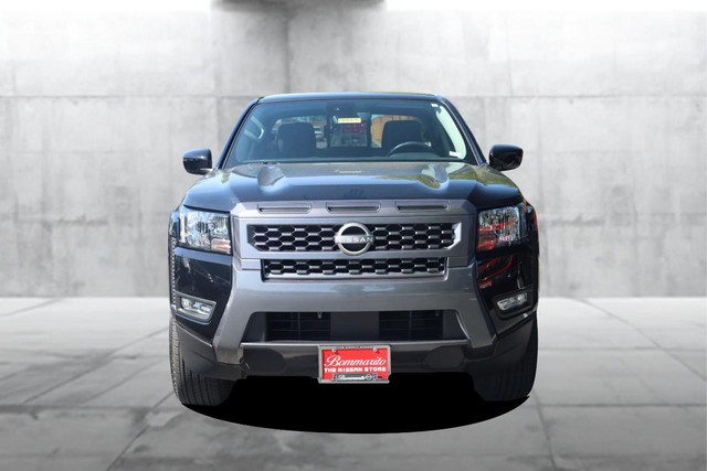 Nissan Frontier Vehicle Full-screen Gallery Image 4