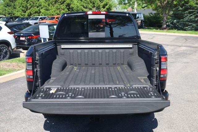Nissan Frontier Vehicle Full-screen Gallery Image 7