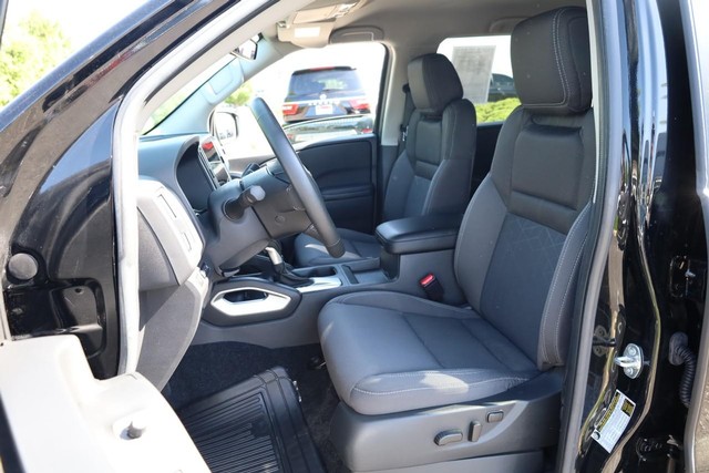 Nissan Frontier Vehicle Full-screen Gallery Image 8