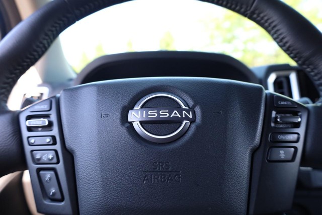 Nissan Frontier Vehicle Full-screen Gallery Image 9