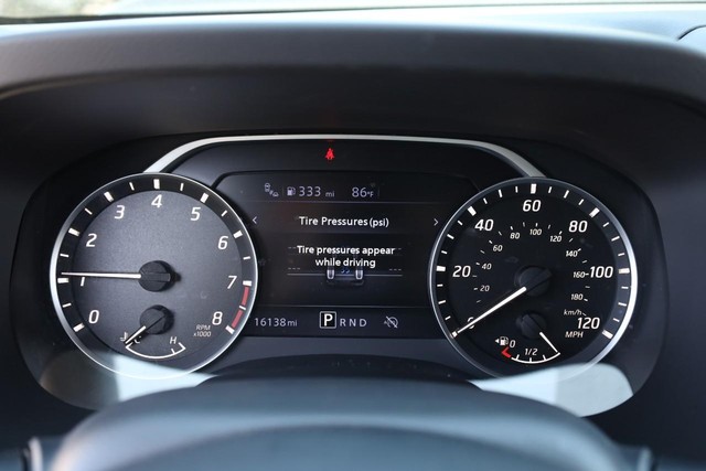 Nissan Frontier Vehicle Full-screen Gallery Image 10