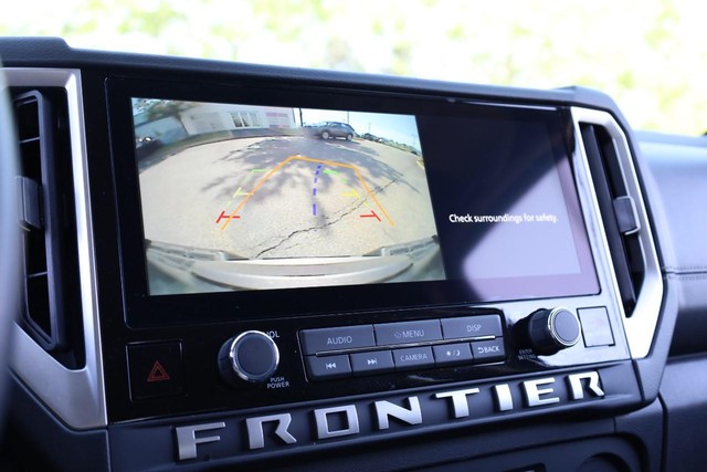 Nissan Frontier Vehicle Full-screen Gallery Image 12