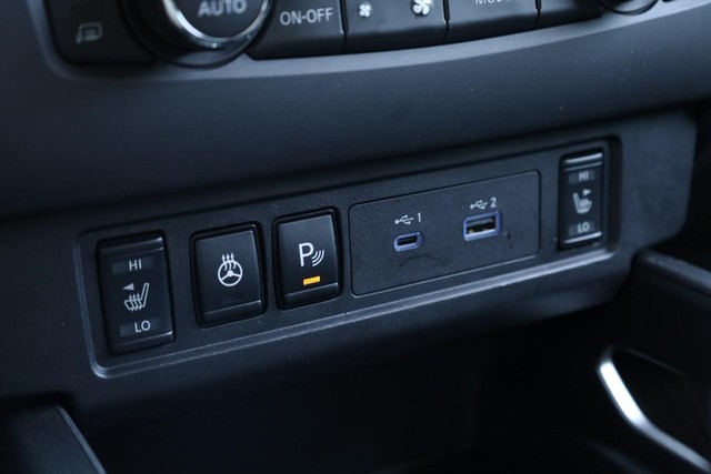 Nissan Frontier Vehicle Full-screen Gallery Image 14