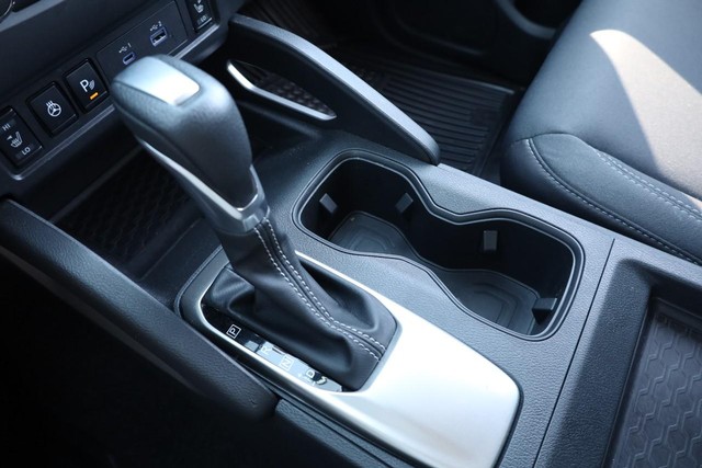 Nissan Frontier Vehicle Full-screen Gallery Image 15