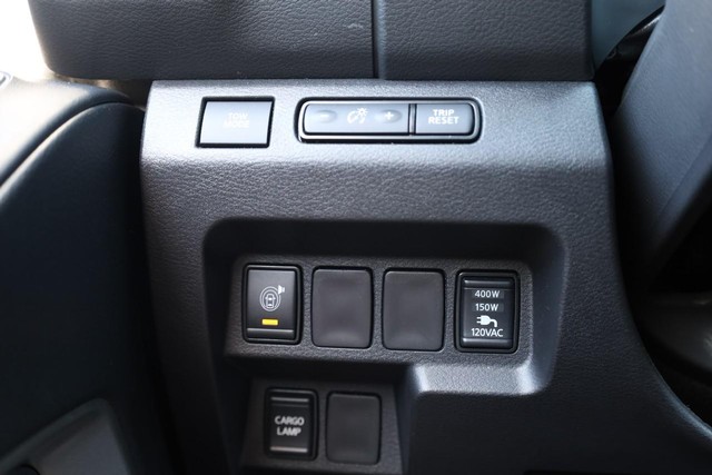 Nissan Frontier Vehicle Full-screen Gallery Image 18