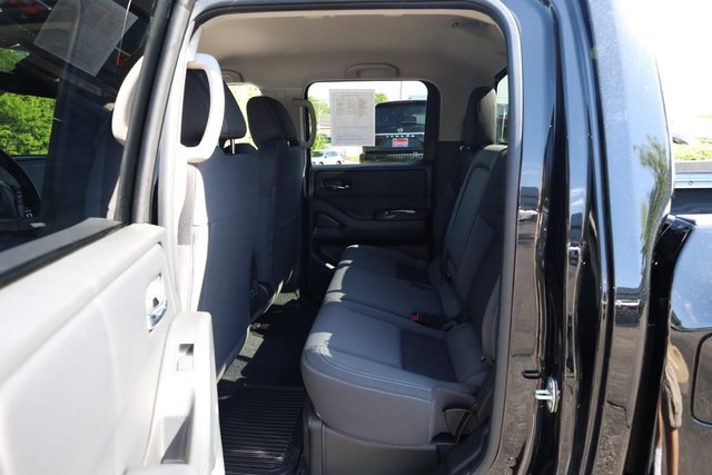 Nissan Frontier Vehicle Full-screen Gallery Image 20