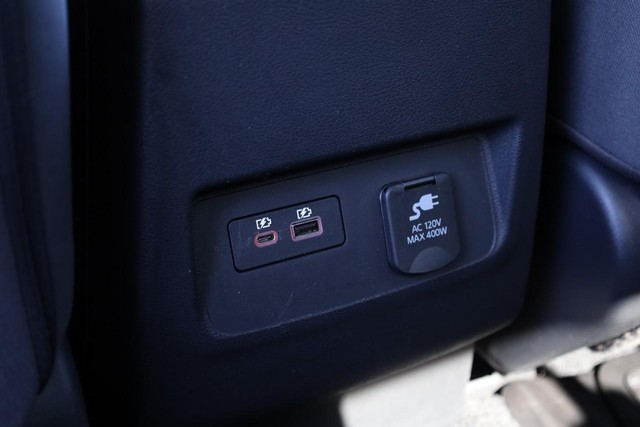 Nissan Frontier Vehicle Full-screen Gallery Image 21
